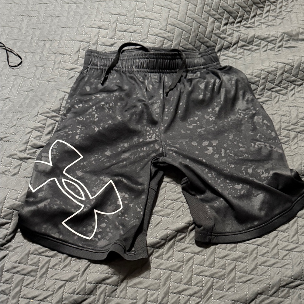 Under Armour Youth Medium Black/ Gray Patterned Athletic Shorts